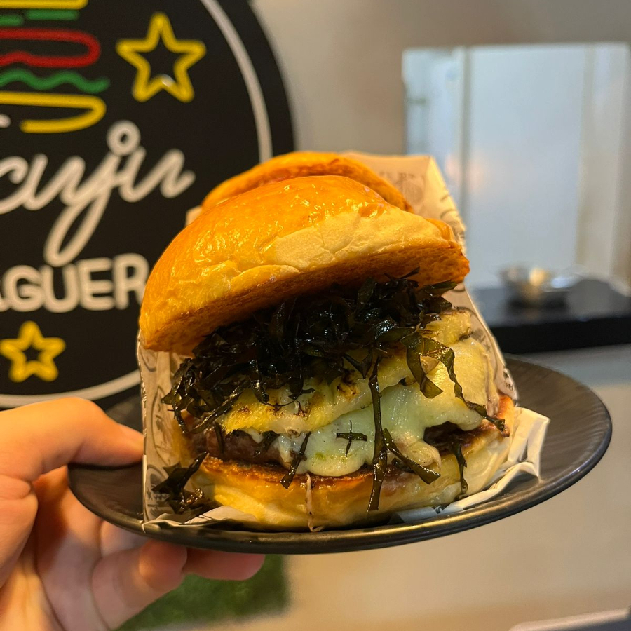 Pão, carne, queijo mussarela, abacaxi assado e couve crispy