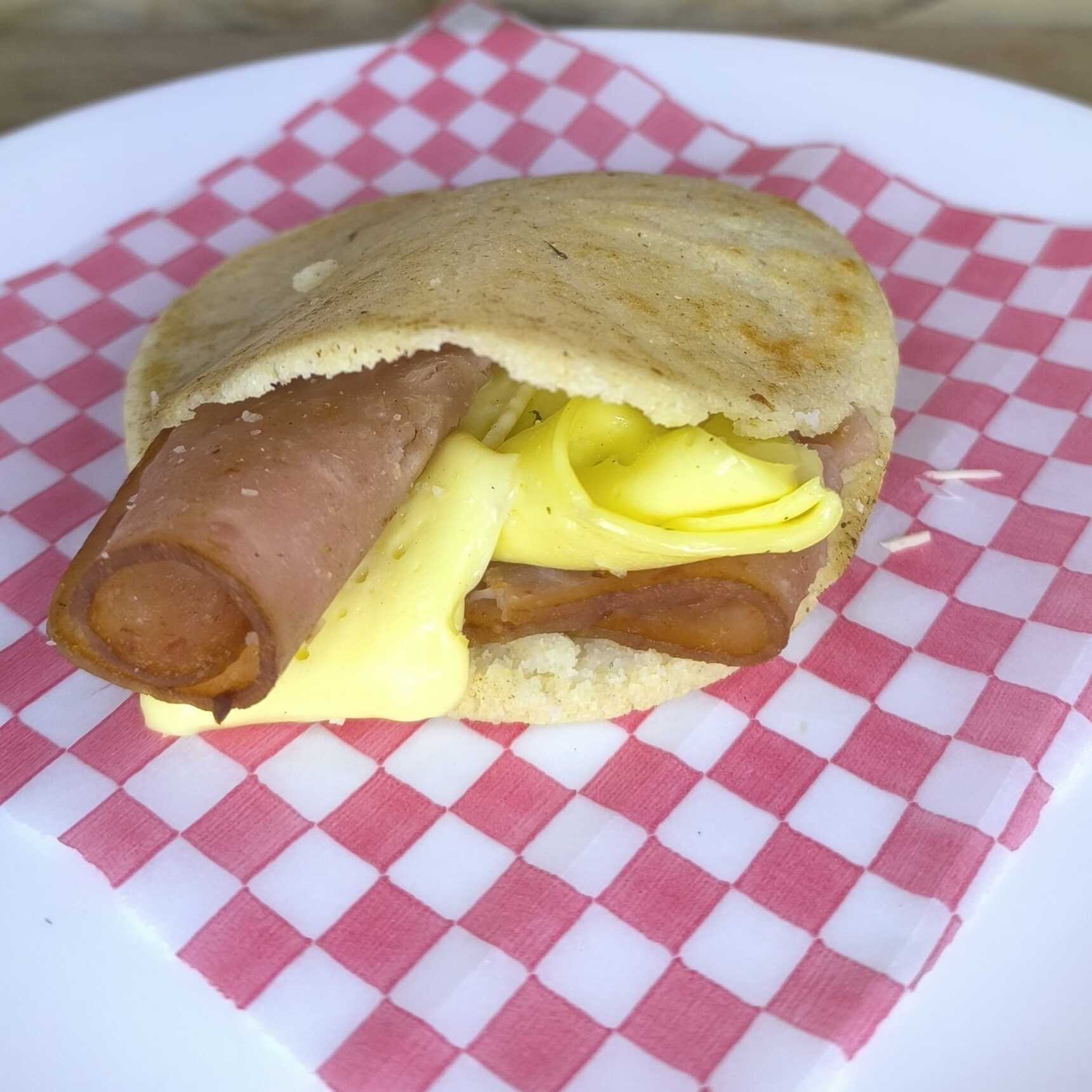 Combo Arepa de Jamón y Queso