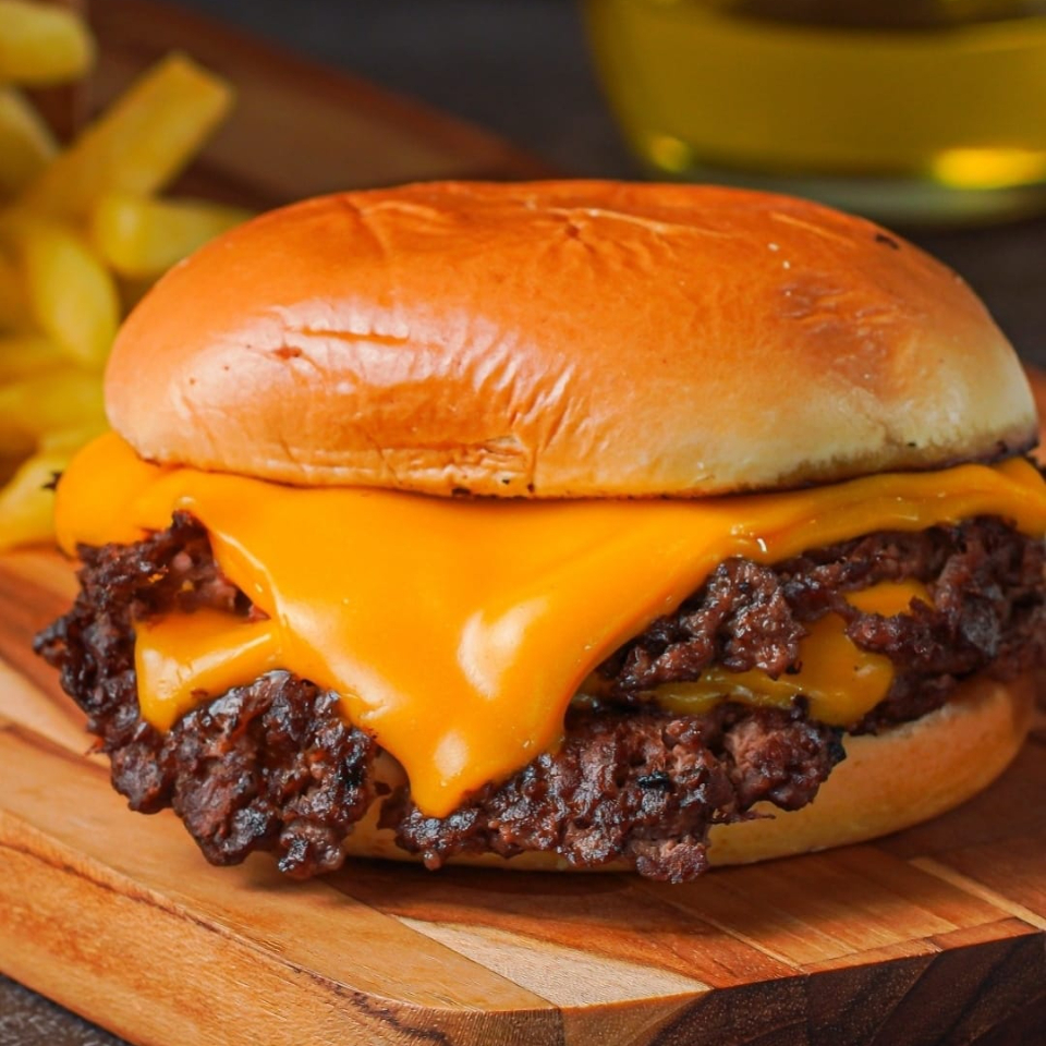 2x Pao de Brioche, dois Smash de 90g , queijo cheddar fatiado e maionese verde da casa!