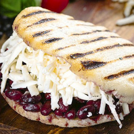Arepa Domino (negro y Blanco).