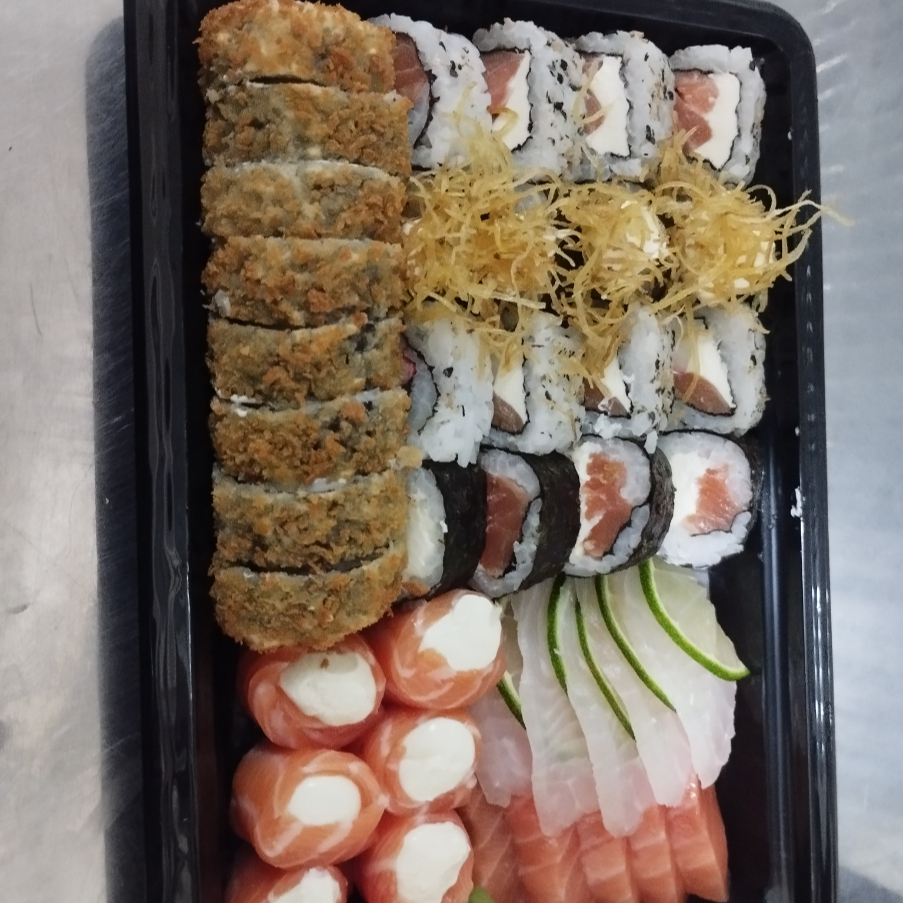 10 sashimis variados 5 gunkans de salmão 15 sushis variados 6 hots