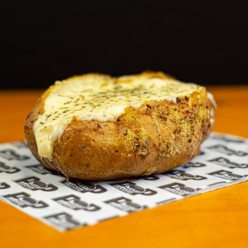 Deliciosa batata recheada com o purê temperado na manteiga, generosa camada de requeijão muçarela derretida e alho frito.