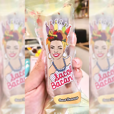 Somos do Sacolé Bacana e estamos em atividade desde 2016. Começamos com uma Food Bike no Carnaval, vendendo em Blocos e na Praia do Recreio. Logo depois, começamos a fazer festas, eventos e entregas pelo bairro.  Quando a pandemia chegou, pausamos nossas atividades em eventos e decidimos abrir a nossa primeira loja, pois já tínhamos experiência com doces de festa e nos aperfeiçoamos com cursos de açaís e gelatos (sorvete italiano).  Mesmo com a alta de preços, não reduzimos a qualidade dos nossos produtos. Nossos sacolés e sorvetes continuam sendo feitos com leite, creme de leite e leite condensado de verdade (nada de mistura láctea ou leite composto). E isso não tem preço!  Se você ainda não conhecia a nós e aos nossos produtos, te convidamos a fazer seu primeiro pedido conosco e desejamos que a sua experiência seja incrível! :)