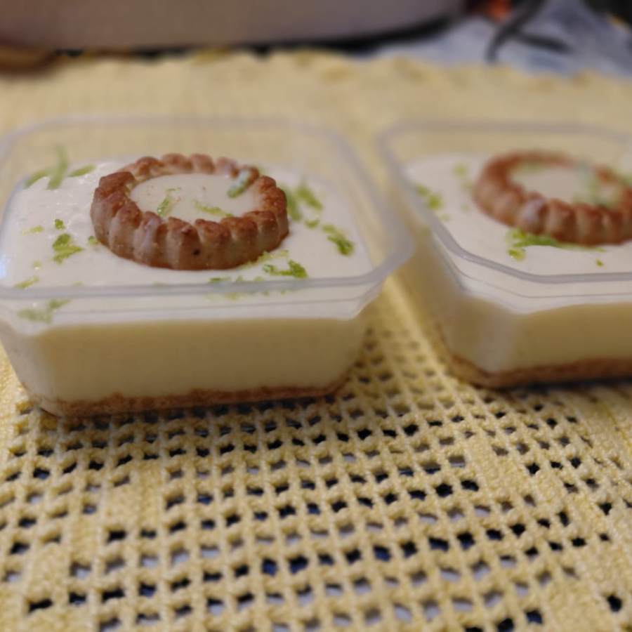 Uma torta deliciosa com recheio cremoso de limão e uma base crocante de biscoito.