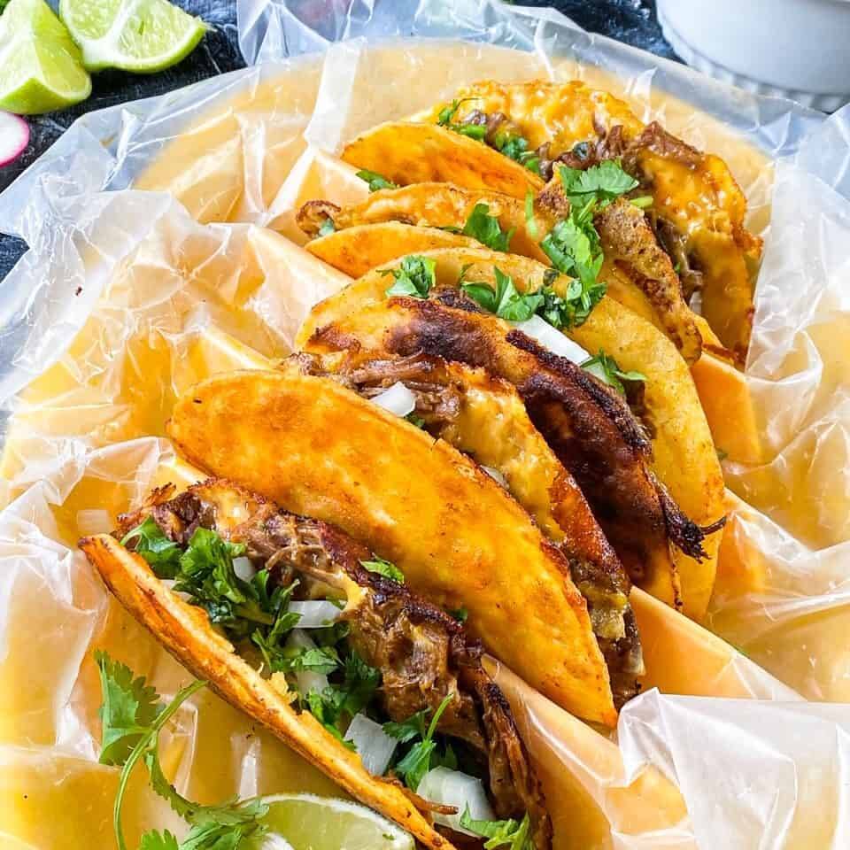 4 Tacos blandos con queso + 1 consome chico.