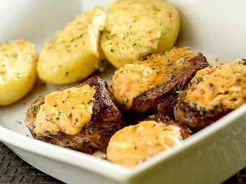 Medalhões de filé mignon grelhados e cobertos com nata, temperados com mostarda e ervas. Acompanha arroz à piemontese e batatas recheadas.