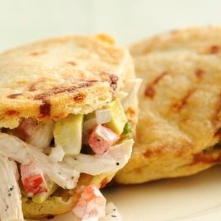 arepa rellena de pollo