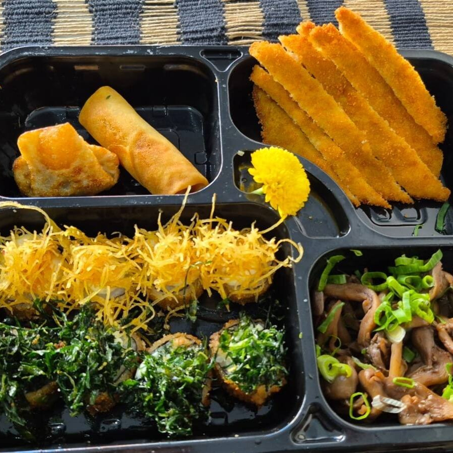 Gohan(arroz japones) Frango a Milanesa 8 hot holls 1 guioza 1 harumaki de queijo