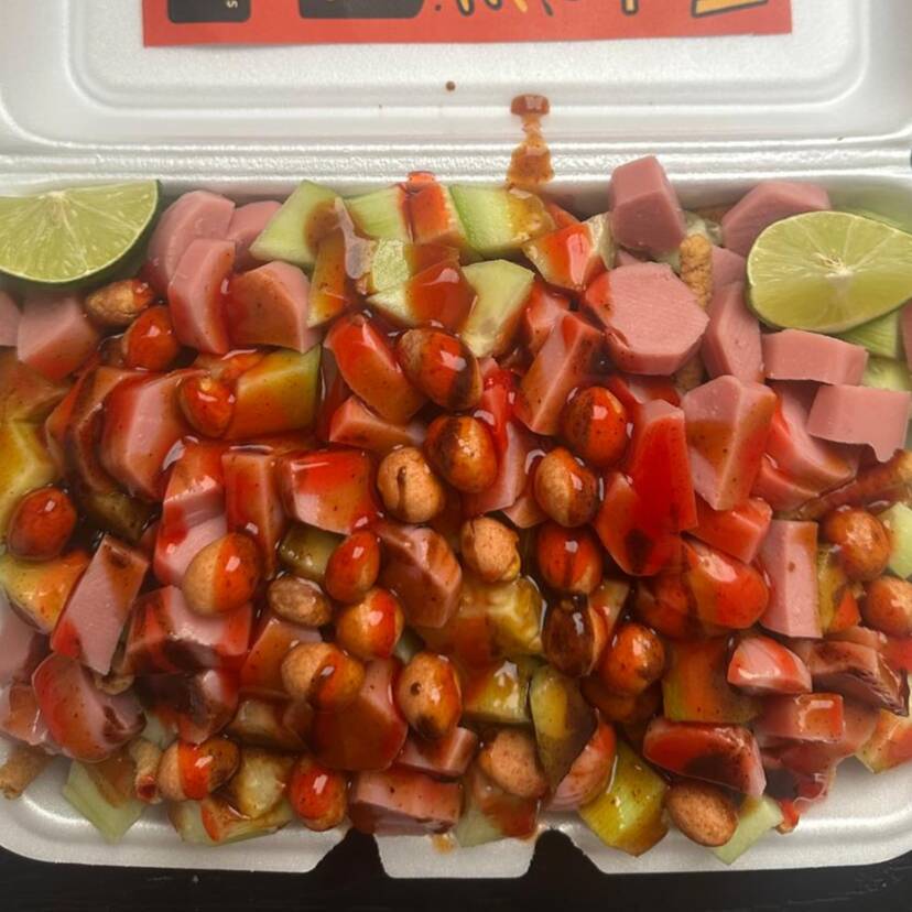 CHAROLA INDIVIDUAL DE TOSTITOS CON SALCHICHA