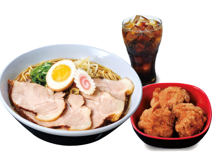Tcha – Shu Lamen - Caldo especial preparado a base de shoyu, carne suína e frango, servido com macarrão, naruto (carne de peixe), ovo temperado e acompanhado com tcha shu (fatias de lombo de porco marinado).