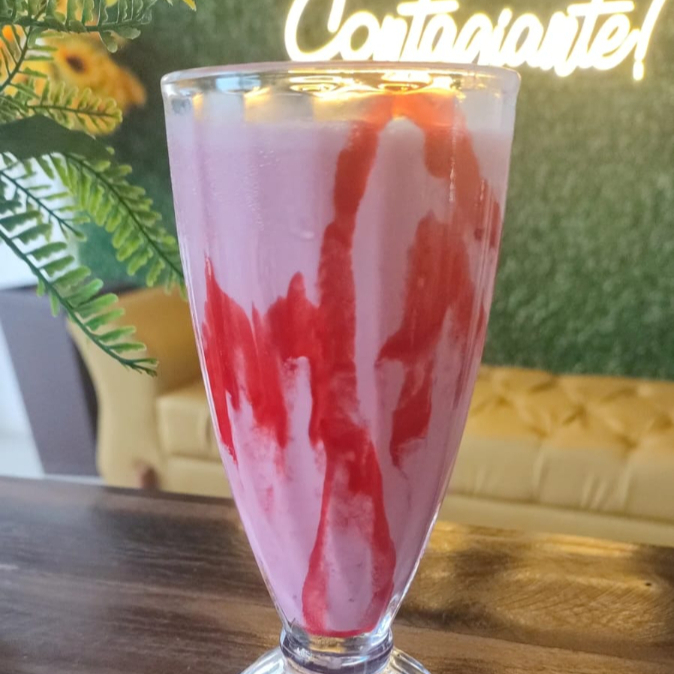 Milkshake com sorvete de morango e calda de morango. 300ML