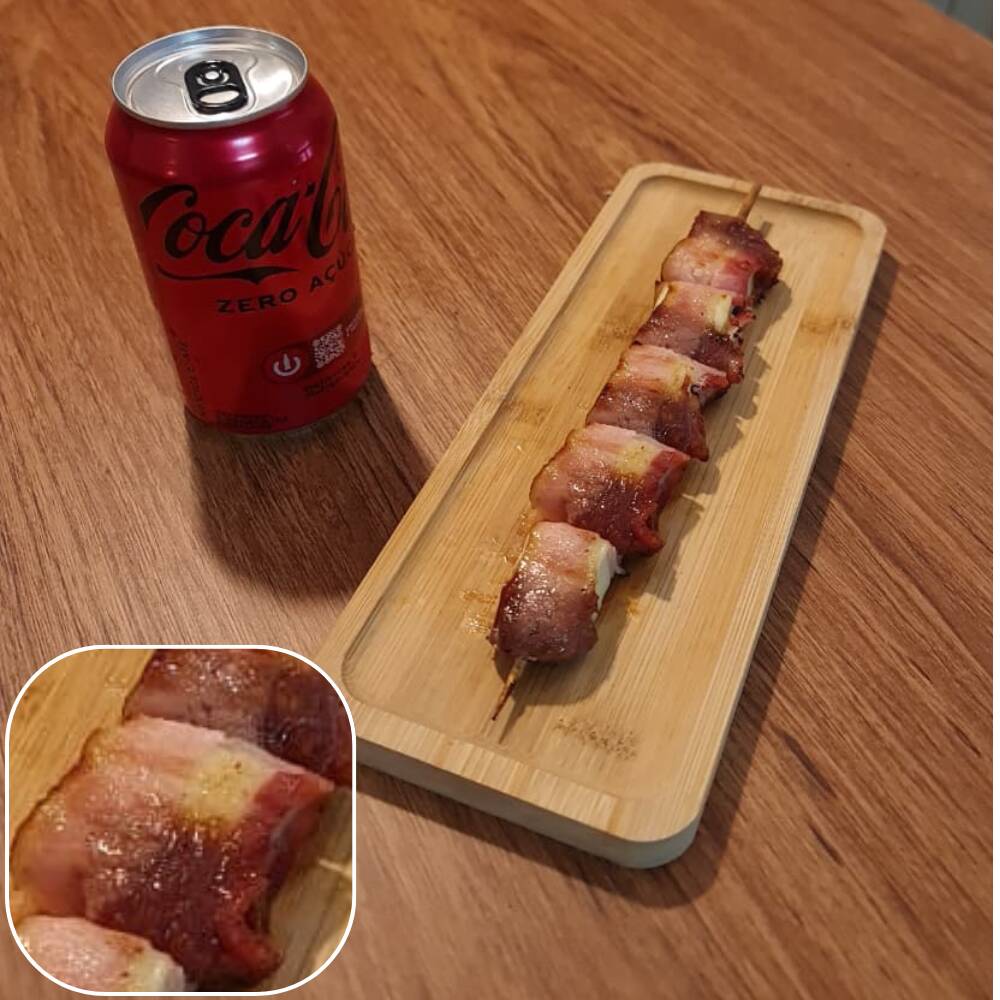 Espeto de goiabada com queijo coalho e bacon.