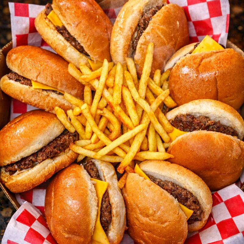 Promoção de box com 8 smash, carne 80g, queijo cheddar e maionese da casa + batata frita