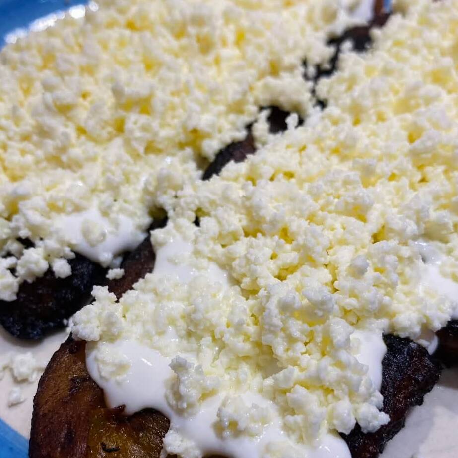 Plátanos Fritos con Crema y Queso