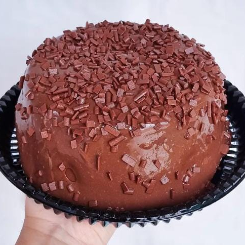 Massa caseira de cenoura com cobertura vulcão de brigadeiro tradicional cremoso, finalizado com granulados de chocolate.Forma tamanho 16 Peso aprox.900 gramas serve ate 6 pedaços #bolo #bolocaseiro #bolovulçao #bolovulcãodecenoura #bolodecenoura