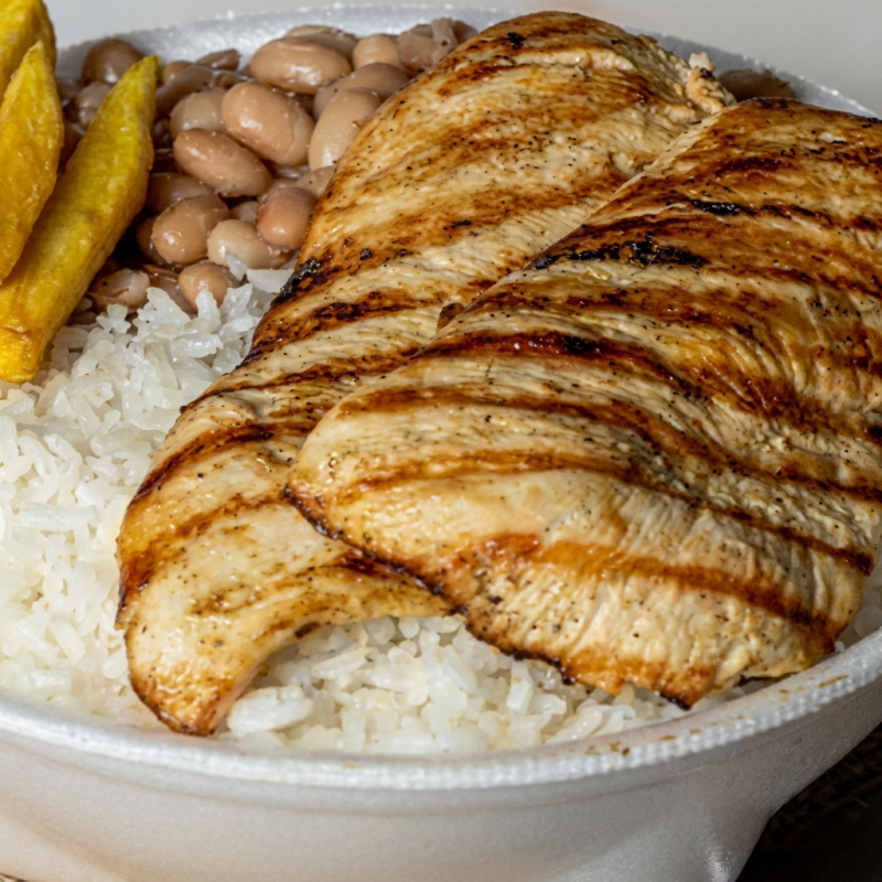 Acompanha: Arroz branco, feijão, macarrão da casa, farofa e fritas. Prato individual bem servido. ⚠ Não fazemos alterações na composição.