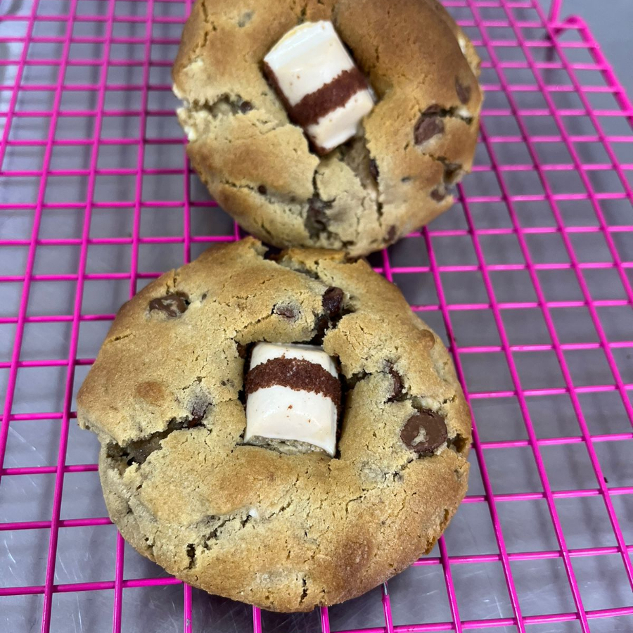 Delicioso cookie com massa tradicional de baunilha com gotas de chocolate ao leite e chocolate branco, recheio de creme Kinder Bueno sabor autentico da avelã branca. Aqueça para consumir quentinho e melhorar ainda mais sua experiência.