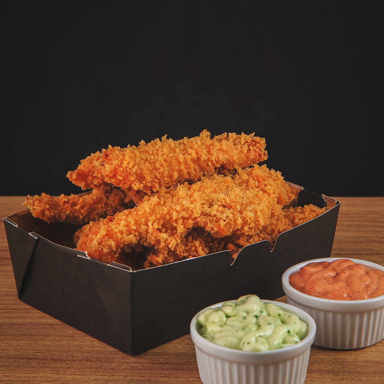 Frango suculento, empanado e frito até ficar douradinho e crocante! Porção generosa com 500g,