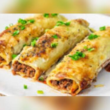 Arroz, feijão, fritas, salada do dia e panqueca de carne