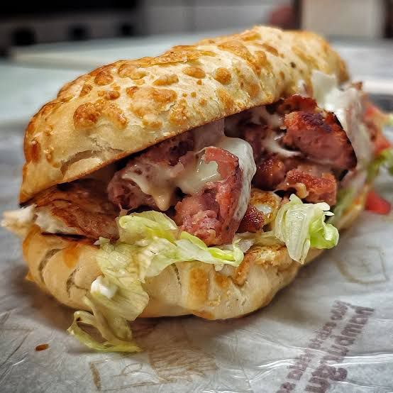 Explosão de Sabor na Baguete: Linguiça toscana suculenta e bem temperada, grelhada no ponto e colocada numa baguete de dar água na boca. Simples, delicioso e pronto para te conquistar.