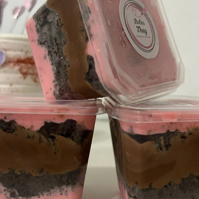 BOLO,MOUSSE DE MORANGO,BRIGADEIRO E GRANULADO