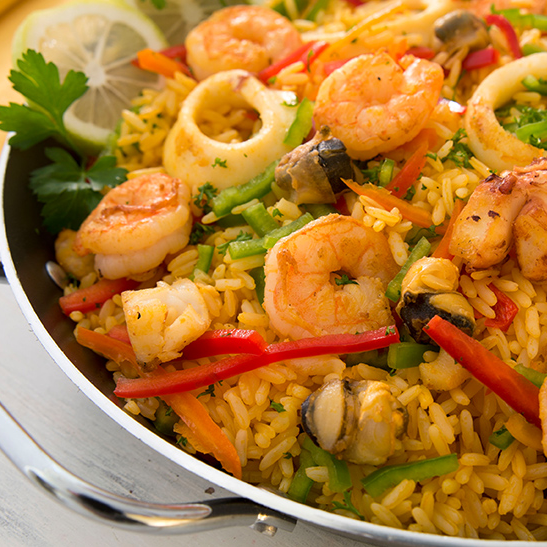 medio de mariscos con arroz + 2 coca-cola + papas
