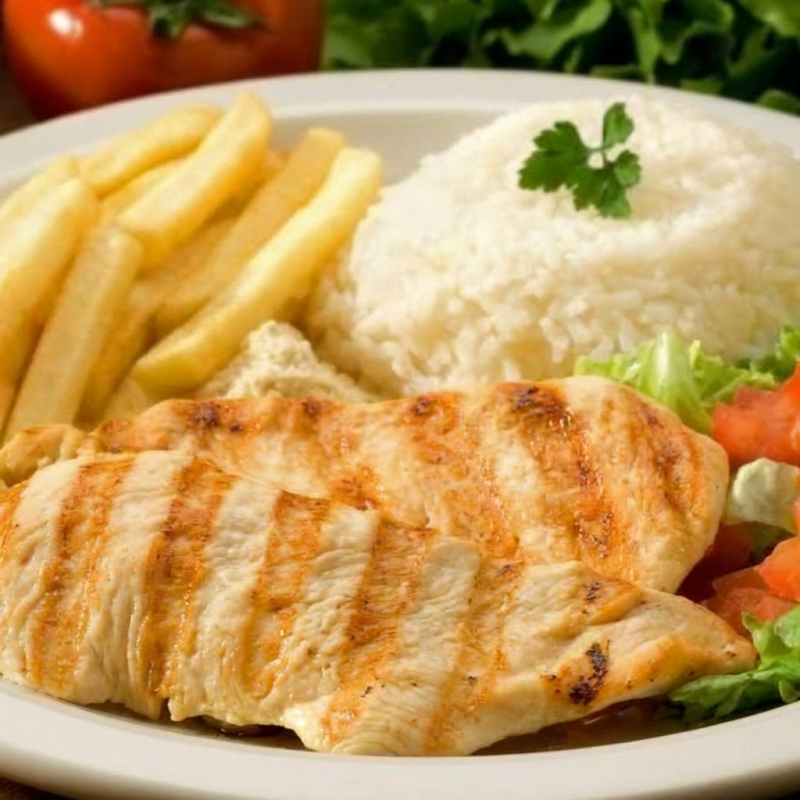 Filé de frango acompanha arroz feijão farofa e fritas