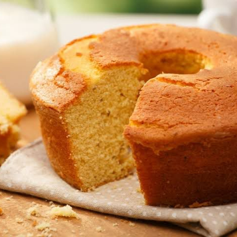 Delicioso bolo caseiro de fubá! Macio, com gostinho de casa de vó e muito carinho. Perfeito para acompanhar um cafezinho! Serve até 12 fatias. Aproximadamente 600g.