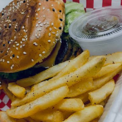 2 CHIZZ BURGER + PAPAS FRITAS $189