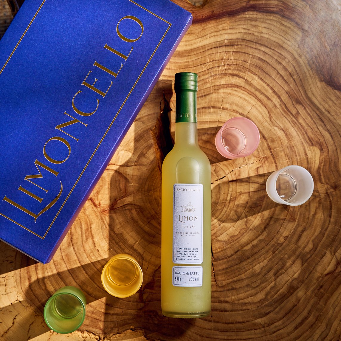 Kit presente com Garrafa de Limoncello 500ml mais 4 copos. Contém 500 ml.