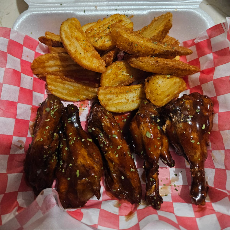 Alitas con papas gajo