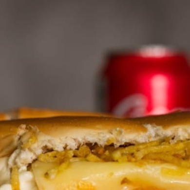 Pão especial, duas vinas perdigão, tomate,milho,maionese caseira,catupiry, cheddar,muçarella, creem cheese, e batata palha.