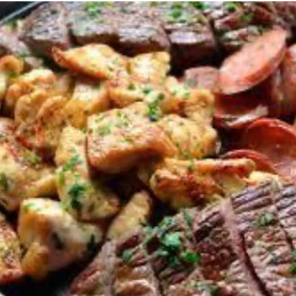 Um delicioso churrasco misto (contra filé, linguiça, frango e queijo coalho) acompanhado de arroz branco ou baião de dois, feijão tropeiro, batata frita e vinagrete. Grátis refrigerante 2 litros. Obs.: Kuat ou sukita (envio conforme disponibilidade).