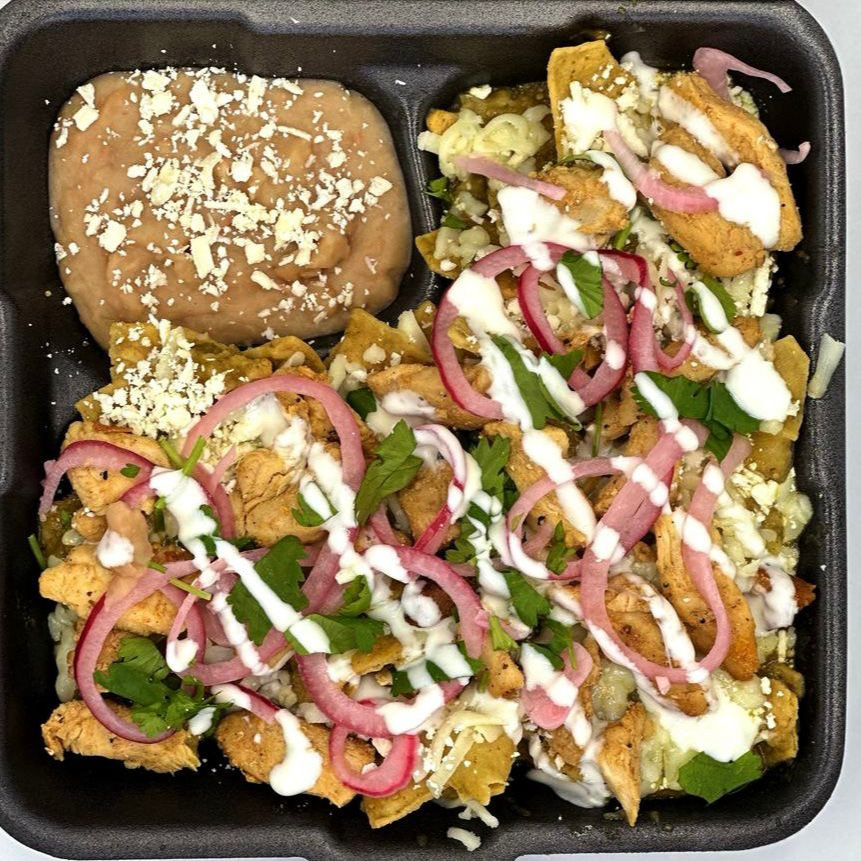 CHILAQUILES CON POLLO EN SALSA VERDE TATEMADA