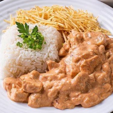 Frango Suculento em Molho Cremoso com Batata Palha Crocante. Um Clássico Irresistível Que Vai Te Fazer Salivar!