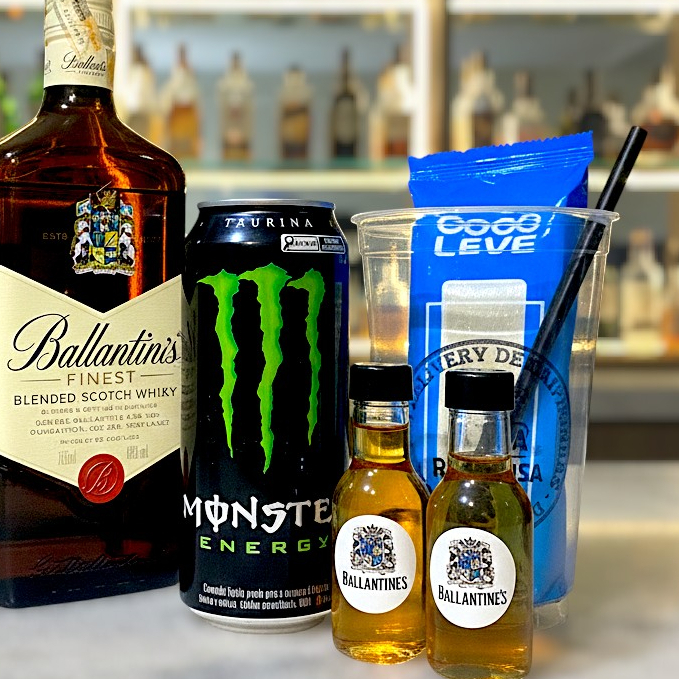 Kit prático para montar seu drink na hora, ideal para quem busca comodidade no delivery. Acompanha energético, gelo especial sabor coco, copo de 770ml e acessórios. Tudo vai bem embalado, mantendo os itens gelados até a entrega — é só misturar e aproveitar.