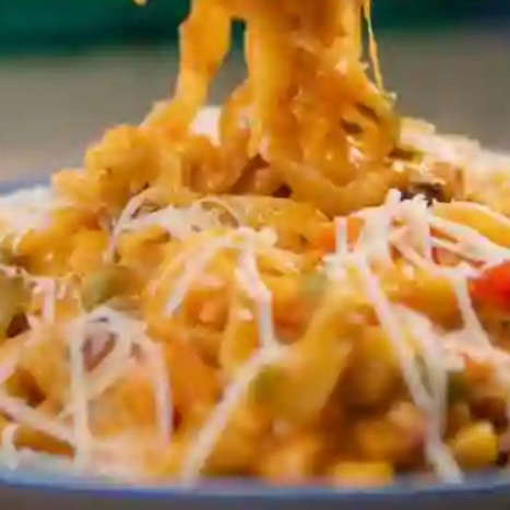 Fattucine envolto ao molho pomodoro, combinado com bacon e calabresa para um sabor marcante. duas porções prontas e irresistíveis. Tamanho M