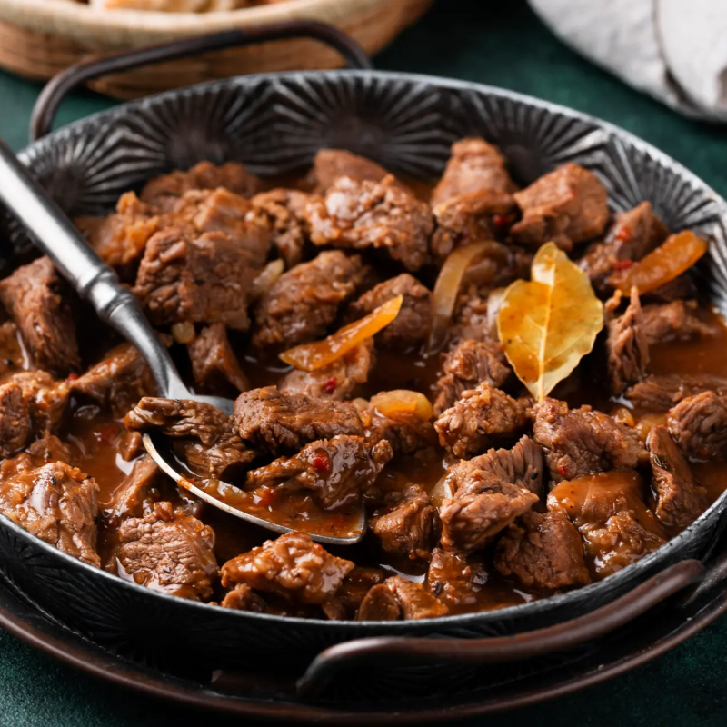 Deliciosa carne de panela cozida lentamente, e acompanhamentos