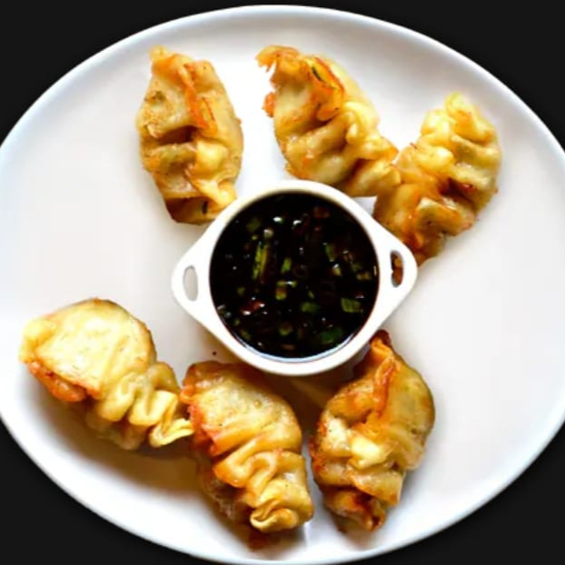 massa fina recheada com carne bovina, acompanha molho especial.