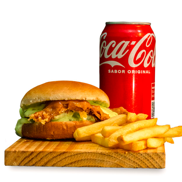 Um lanche de pão brioche irresistível com frango empanado suculento, feito com tiras de filé de peito temperadas com especiarias selecionadas e empanadas em uma camada fina e crocante de farinha especial. Vem recheado de maionese e cheddar, com acompanhamento de batata e um refri geladinho pra completar a experiência!
O lanche é frito até ficar dourado e crocante por fora, mantendo a suculência e maciez do frango por dentro.