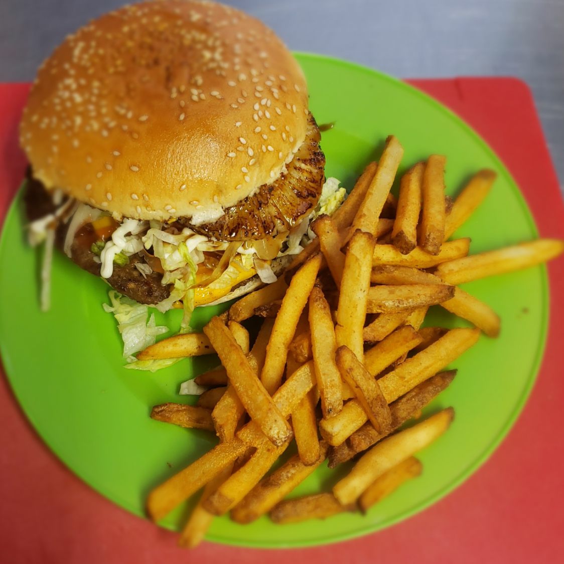 Combo Hamburguesa Hawaiana y Papas