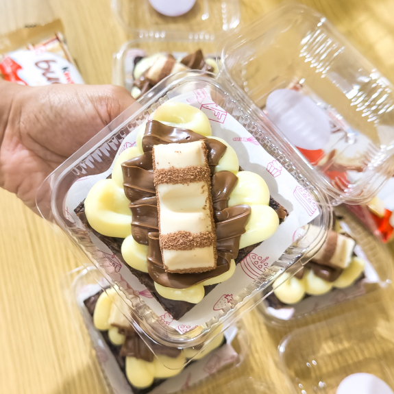 Brownie, com brigadeiro de Ninho, Nutella e o Original Kinder Bueno.
