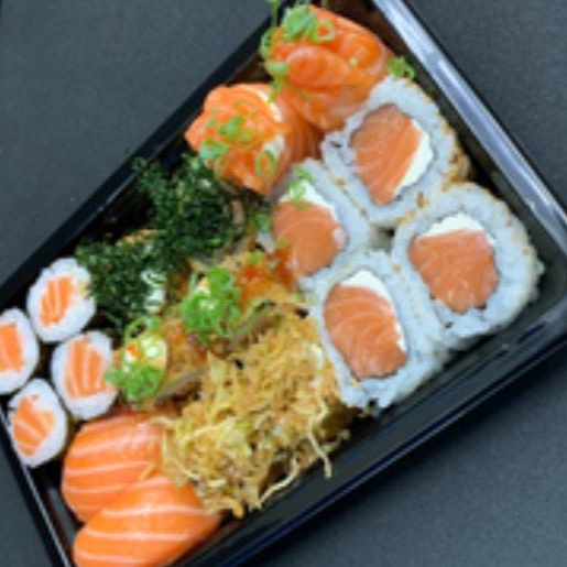 Bateu aquela vontade de sushi? Então esse combo é na medida certa! ❤️
✨ Delicioso
🍣 Variado
🥢 Perfeito para matar a vontade! 2 niguiri de salmão, 4 hosso salmão, 2 joe, 4 uramaki Filadélfia, 6 hot fila + coca lata