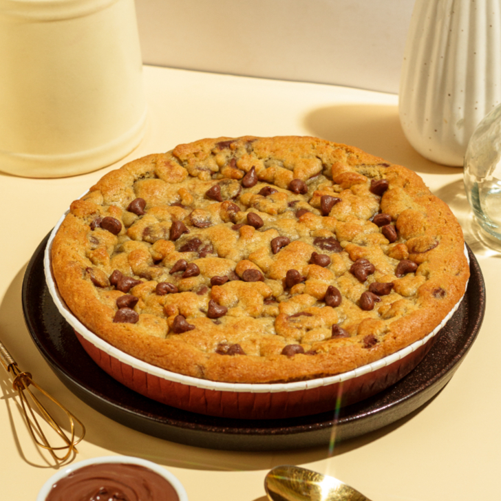 Deliciosa torta cookie de nutella com massa macia por dentro e crocante por fora, com gotas de chocolate nobre e recheio de Nutella.