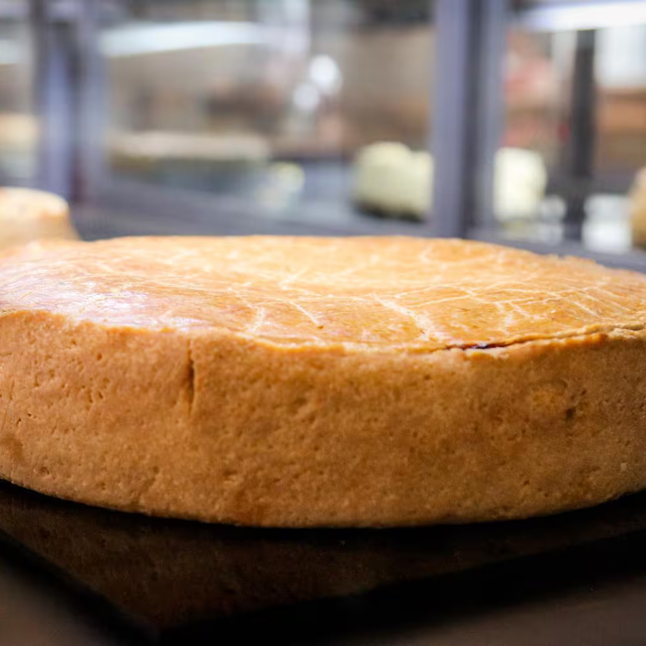 Elaborada com pouquíssima massa e muito recheio cremoso de palmito com Catupiry. Contém: glúten, ovo e lactose. (Fatia)