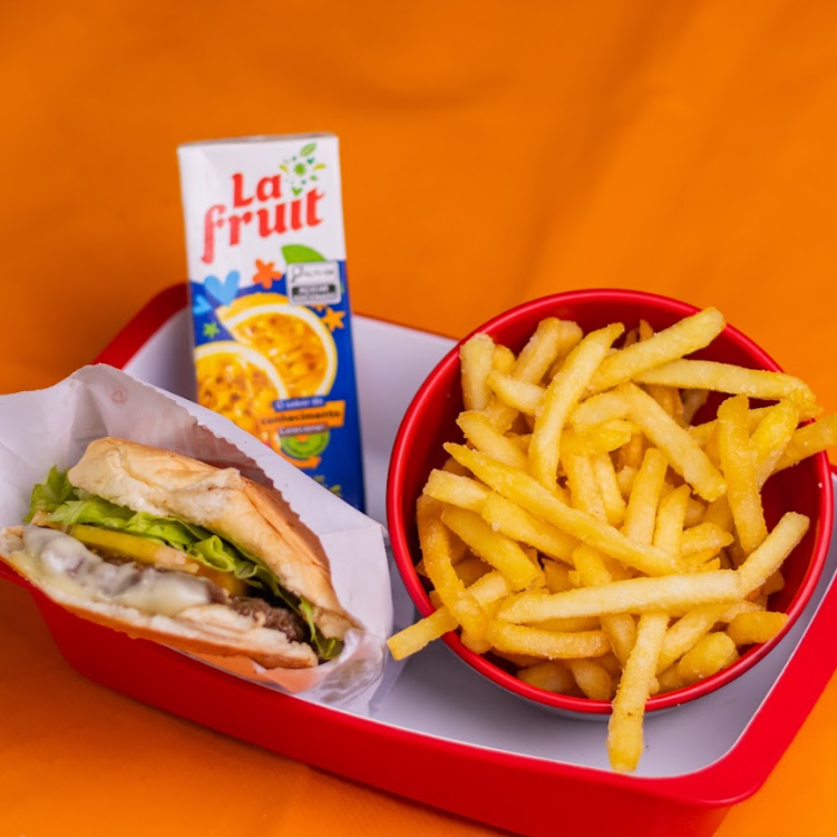 X-Burguer com hambúrguer bovino de 100g, muçarela, alface e tomate, acompanhado de refrigerante Caçulinha ou suco caixinha e batata frita 150g. Perfeito para os pequenos!
