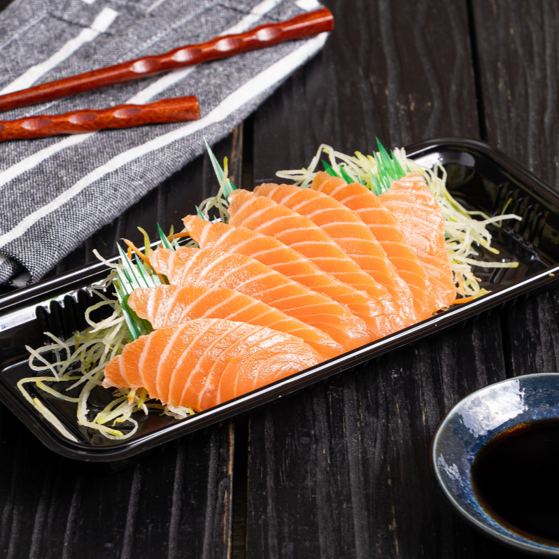 8 fatias delicadas de salmão fresco, cortadas na medida certa para derreter na boca. Puro sabor e frescor em cada pedaço.