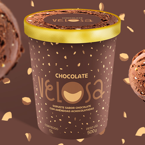 Sorvete de chocolate delicioso finalizado com o requinte de amêndoas achocolatadas.