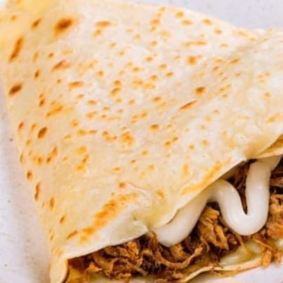 Mussarela, frango desfiado, catupiry, azeitona, milho, orégano. Acompanha salada de folhas , pepino japonês e molho.