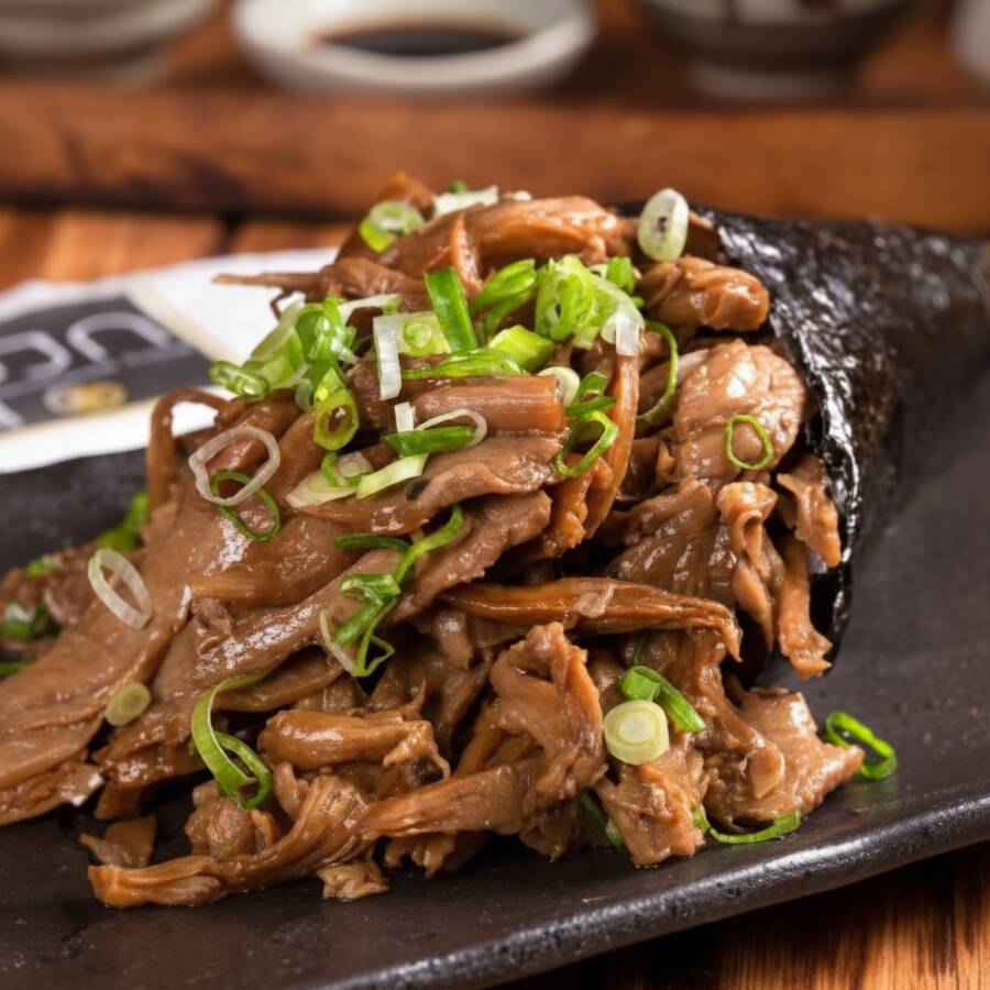 Temaki de shimeji com cream cheese, cebolinha e gergelim de aproximadamente 220g. Não Fazemos Temaki Sem Arroz.